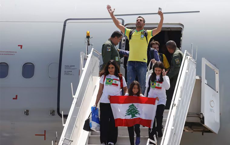 El avión debía despegar de vuelta a Beirut con una nueva tripulación para llevar donaciones y traer al país a la segunda tanda de evacuados