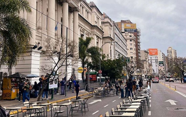 Las protestas incluyen clases en la calle