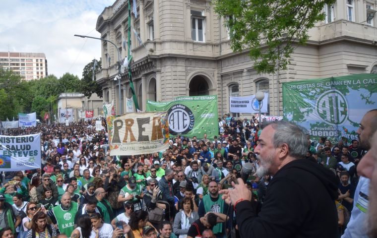 “La maldad del ministro de Desregulación Federico Sturzenegger no tiene límites”, insistió Aguiar 