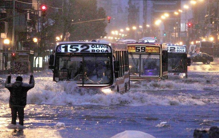 En Buenos Aires, las precipitaciones de un mes pueden registrarse en menos de dos días, se explicó