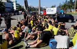 “Nos estábamos defendiendo de un ataque”, dijo un aficionado del Peñarol sobre el enfrentamiento con seguidores de los equipos cariocas Botafogo, Flamengo y Fluminense 