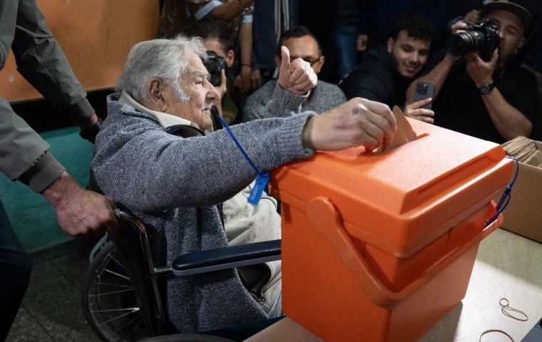 El candidato del izquierdista Frente Amplio, Orsi, fue bendecido por el ex presidente José “Pepe” Mujica y es favorito en las encuestas