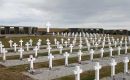 El cementerio militar argentino en Darwin con su ermita y una reproducción de la Virgen de Lujan