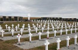 El cementerio militar argentino en Darwin con su ermita y una reproducción de la Virgen de Lujan