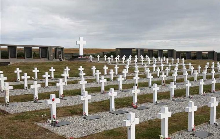 El cementerio militar argentino en Darwin con su ermita y una reproducción de la Virgen de Lujan