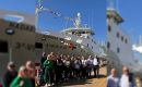 La familia Roberts junto a miembros de Beauchene Fishing Company y Copemar S.A. celebran la entrega del modero arrastrero F/V Hadassa Bay