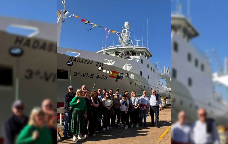 La familia Roberts junto a miembros de Beauchene Fishing Company y Copemar S.A. celebran la entrega del modero arrastrero F/V Hadassa Bay