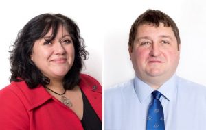 Los Legisladores  Leona Roberts y Mark Pollard 