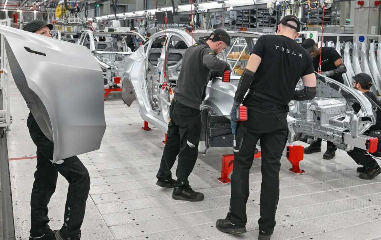 “La encuesta muestra lo crítica que es la carga de trabajo en Tesla”, se quejó el líder sindical Dirk Schulze  