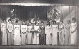 Foto añeja de los archivos Jane Cameron de las Falklands, con desfile de candidatas a la elección de Miss Primavera, allá por 1971.