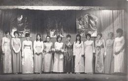 Foto añeja de los archivos Jane Cameron de las Falklands, con desfile de candidatas a la elección de Miss Primavera, allá por 1971.