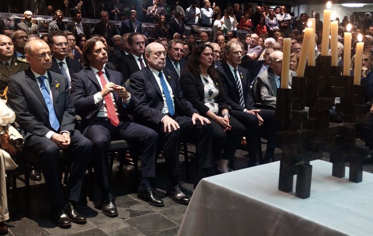 Asistieron al acto el Presidente Lacalle Pou, los ex jefes de Estado Sanguinetti y Lacalle Herrera, y también el futuro mandatario (Orsi o Delgado), entre otras personalidades