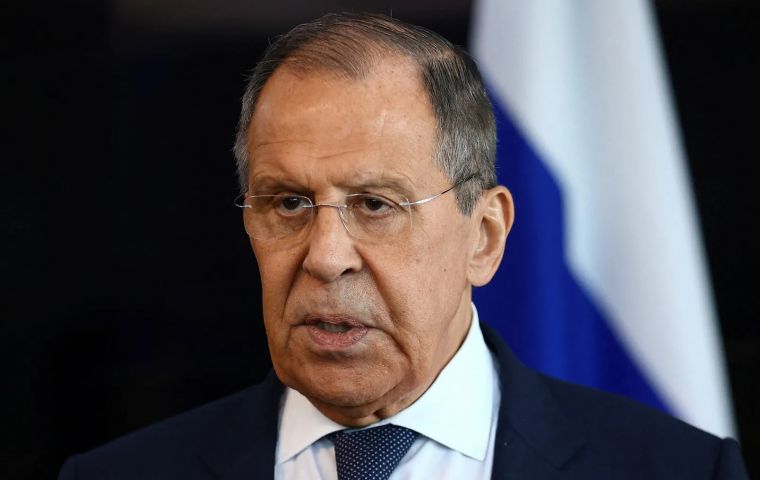 Irónicamente, Lavrov llegó procedente de Abu Dhabi, donde asistió a un foro internacional sobre paz y seguridad