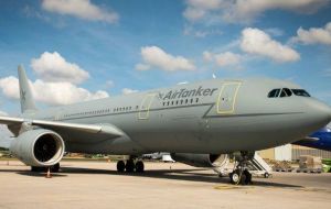 El aparato que cumple el puente aéreo Falklands/Brize Norton, estacionado en la pista del aeropuerto internacional de MPC (Foto BFSAI)