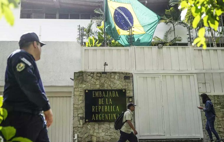 El edificio ahora custodiado por Brasil tras la ruptura diplomática debe ser protegido conforme al derecho internacional, insistió Buenos Aires