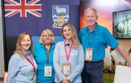 Margaret Williams, Gerente de Falklands Holidays, junto a Anna Connolly, consolara de mercados y Kevin Millington. Al centro Steph Middleton de la Oficina de Turismo de las Falklands