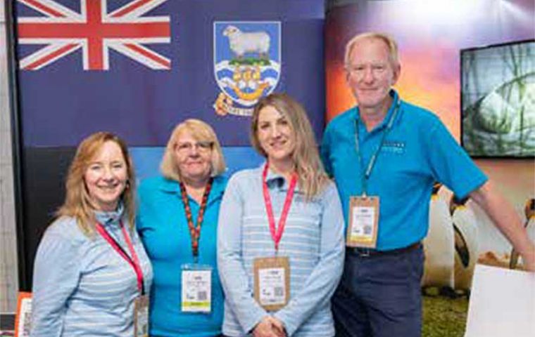 Margaret Williams, Gerente de Falklands Holidays, junto a Anna Connolly, consolara de mercados y Kevin Millington. Al centro Steph Middleton de la Oficina de Turismo de las Falklands