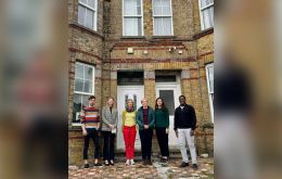 La embajadora De Sousa junto a integrantes de Falklands Conservation: Ben Taylor, Holly Sloan, Esther Bertram, Louisa De Sousa, Rabia Rao, Darnell Christie. Foto: Casa de Gobierno Falklands