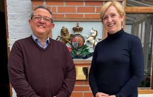 El gobernador en ejercicio de las Falklands, Dave Morgan junto a la embajadora británica en Chile, Louise De Sousa