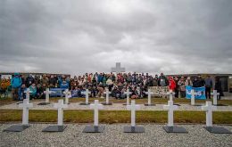 El Cementerio Militar Argentino en Darwin que el miércoles recibión la visita de los familiares de combatientes argentinos ahí sepultados (Foto LN)