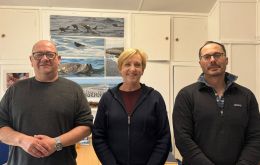 La embajadora británica en Chile, Louise De Sousa con integrantes de la comunidad científica de las Falklands, junto a directivos de SAERI y Falklands Conservation