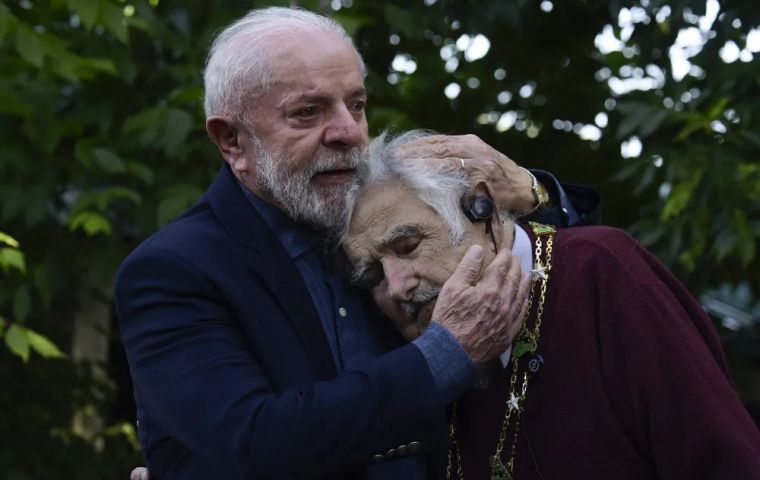 “De todos los presidentes que he conocido, él es la persona más extraordinaria”, dijo Lula en la residencia de Mujica. Foto: Dante Fernandez / AFP