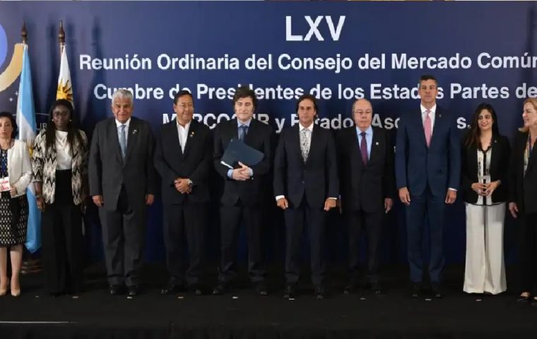 Lula no se presentó a la tradicional foto familiar, probablemente en represalia por la actitud similar de Milei durante la Cumbre del G20 en Río de Janeiro el mes pasado