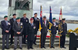 Un grupo de veteranos de distintas armas con las banderas se forman frente la Memorial en la rambla de Stanley 