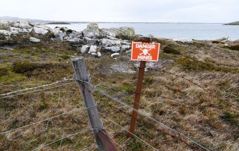 En noviembre 2020 con la explosión controlada de municiones descubiertas en  campos minados, las Falklands fueron declaradas libres de minas, primera vez en 38 años