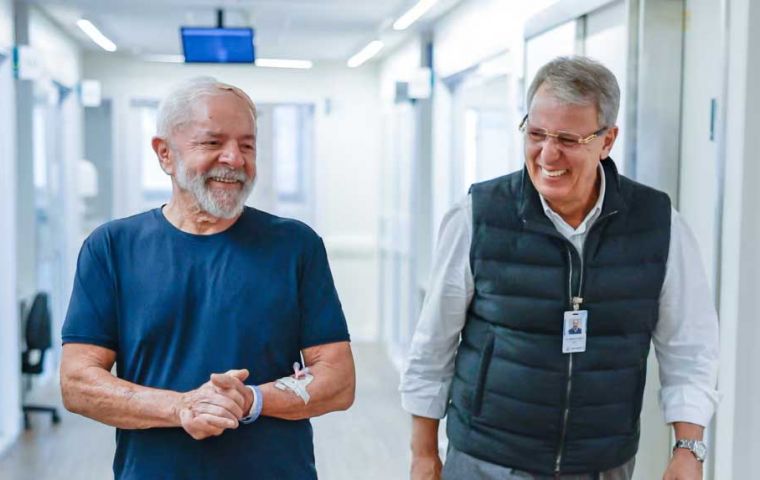 En el vídeo publicado en las redes sociales, Lula aparece caminando junto al neurocirujano Marcos Stavale