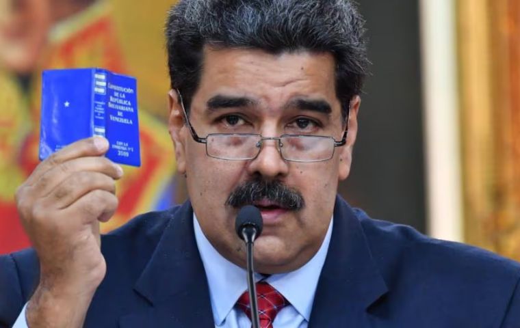 La democracia al estilo occidental es una farsa, sostuvo Maduro