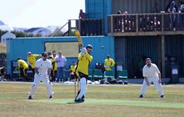 Algunos jugadores practicando en el campo de juego recién inaugurado (Pic Falkland Islands Cricket) 