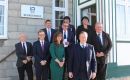 El Foreign Secretary Lord Cameron con Miembros de la Asamblea Legislativa durante su visita a las Falklands en mayo