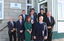 El Foreign Secretary Lord Cameron con Miembros de la Asamblea Legislativa durante su visita a las Falklands en mayo