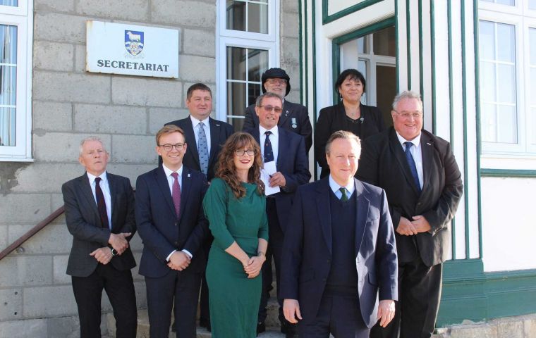 El Foreign Secretary Lord Cameron con Miembros de la Asamblea Legislativa durante su visita a las Falklands en mayo