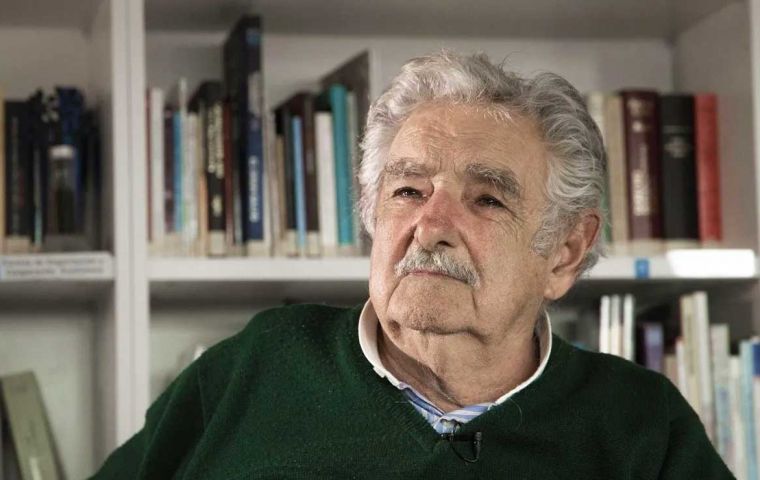 Mujica se siente más cómodo en su casa que hospitalizado, explicó Pannone