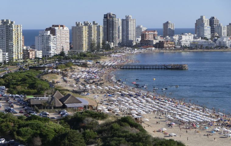 Se espera que unos 400.000 turistas más que la temporada pasada gasten un 16% más en Uruguay este verano 