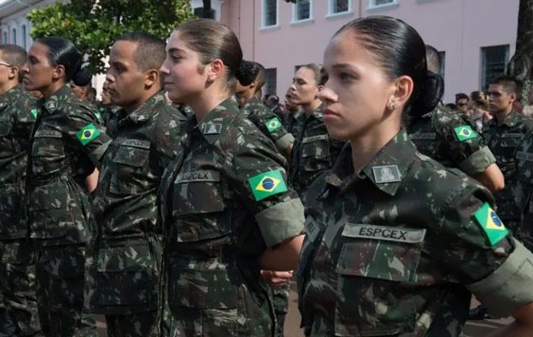 Hasta ahora, a las mujeres en la milicia se les asignan principalmente funciones en sanidad, educación y logística