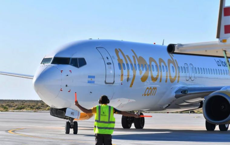 El futuro de Flybondi pende de un hilo, ya que los viajeros deben sopesar la conveniencia de un precio bajo frente a retrasos de hasta 12 horas