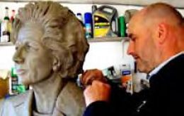 Steve Massam trabajando en la icónica escultura dedicada a Margaret Thatcher.