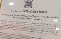 Facsímil con la redacción del Honor, “Freedom of the Falklands” que se otorgó a integrantes de SAMA 82 