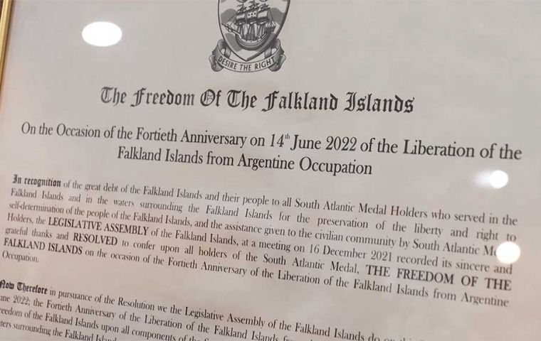 Facsímil con la redacción del Honor, “Freedom of the Falklands” que se otorgó a integrantes de SAMA 82 