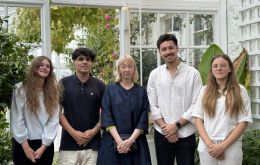 De izq. a der., Valentina Brum de Uruguay, Shai Woldarsky de Chile, la Gobernadora Alison Blake, Elías Arce de Paraguay y Celeste Giardinelli.