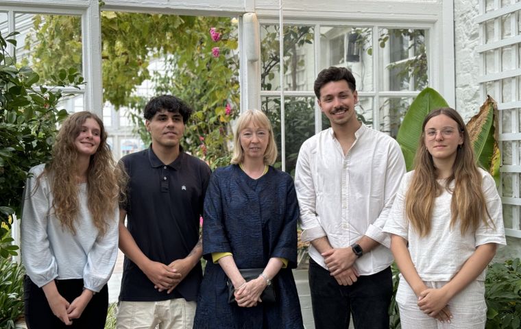 De izq. a der., Valentina Brum de Uruguay, Shai Woldarsky de Chile, la Gobernadora Alison Blake, Elías Arce de Paraguay y Celeste Giardinelli.