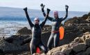 Las dos nadadoras celebran la proeza tras la travesía del Falkland Sound (Foto de Marilou Deligniers)<br />
