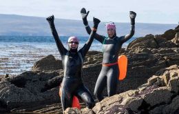 Las dos nadadoras celebran la proeza tras la travesía del Falkland Sound (Foto de Marilou Deligniers)<br />
