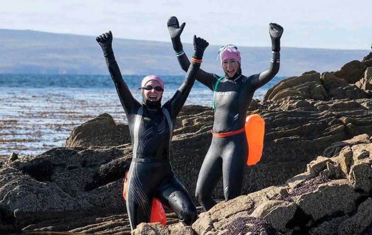 Las dos nadadoras celebran la proeza tras la travesía del Falkland Sound (Foto de Marilou Deligniers)
