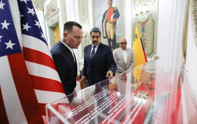 La prensa de Maduro divulgó impactantes fotos que mostraban la bandera estadounidense prominentemente desplegada en el Palacio de Miraflores, sede del Gobierno venezolano