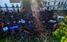 En la marcha LGBTQ+ del sábado participó el gobernador bonaerense Axel Kicillof, entre otros dirigentes opositores