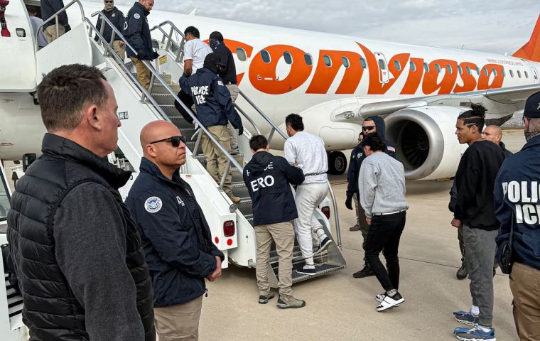 “Hagamos que Estados Unidos sea seguro otra vez”, afirmó la Casa Blanca, difundiendo una imagen de los deportados abordando los aviones.